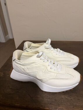 Steve Madden Campo Retro Sneakers. White/Grey. Never Worn!